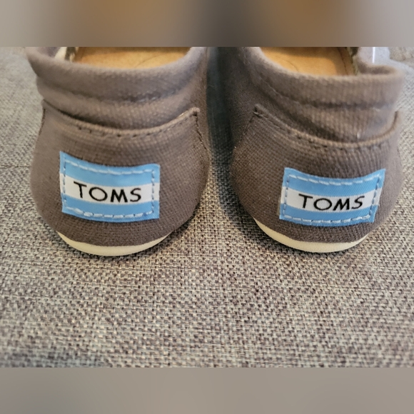 Like New. Women's Size 5 Toms Shoes - Picture 7 of 10